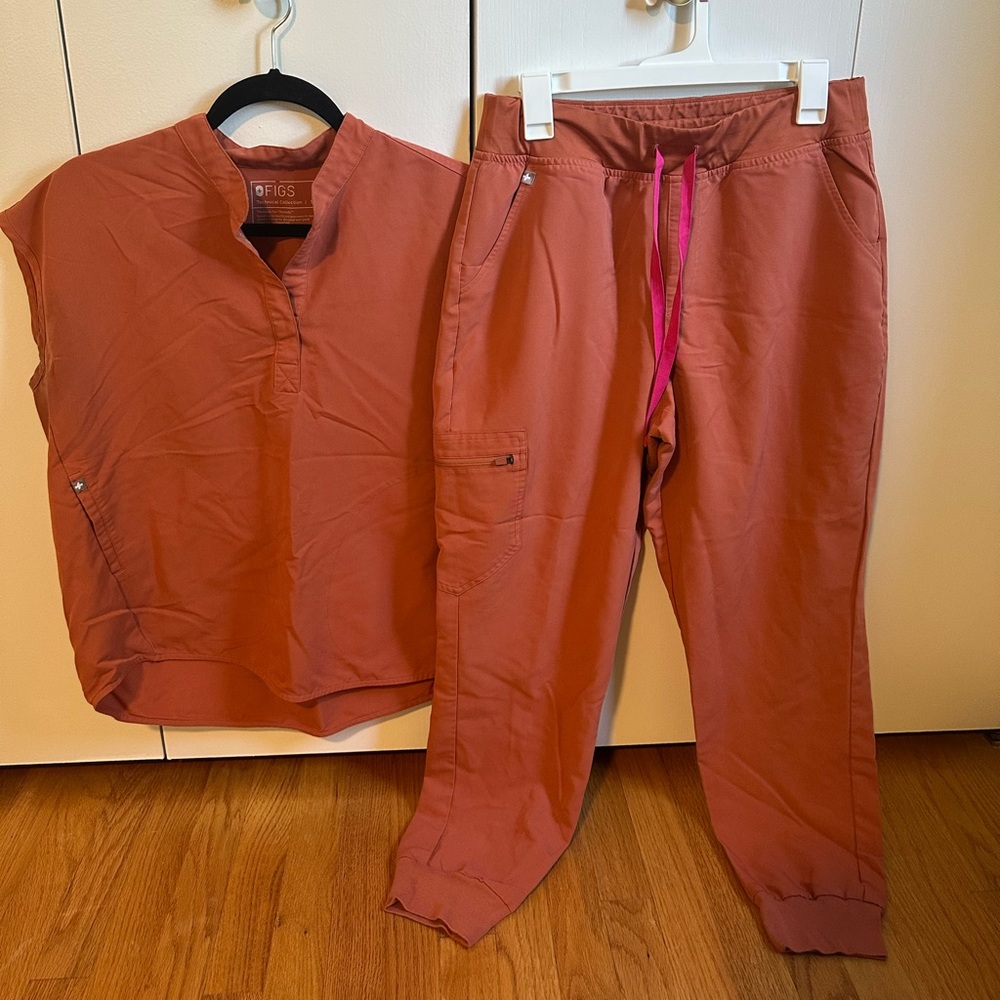 Figs Women's Terracotta Jogger Set